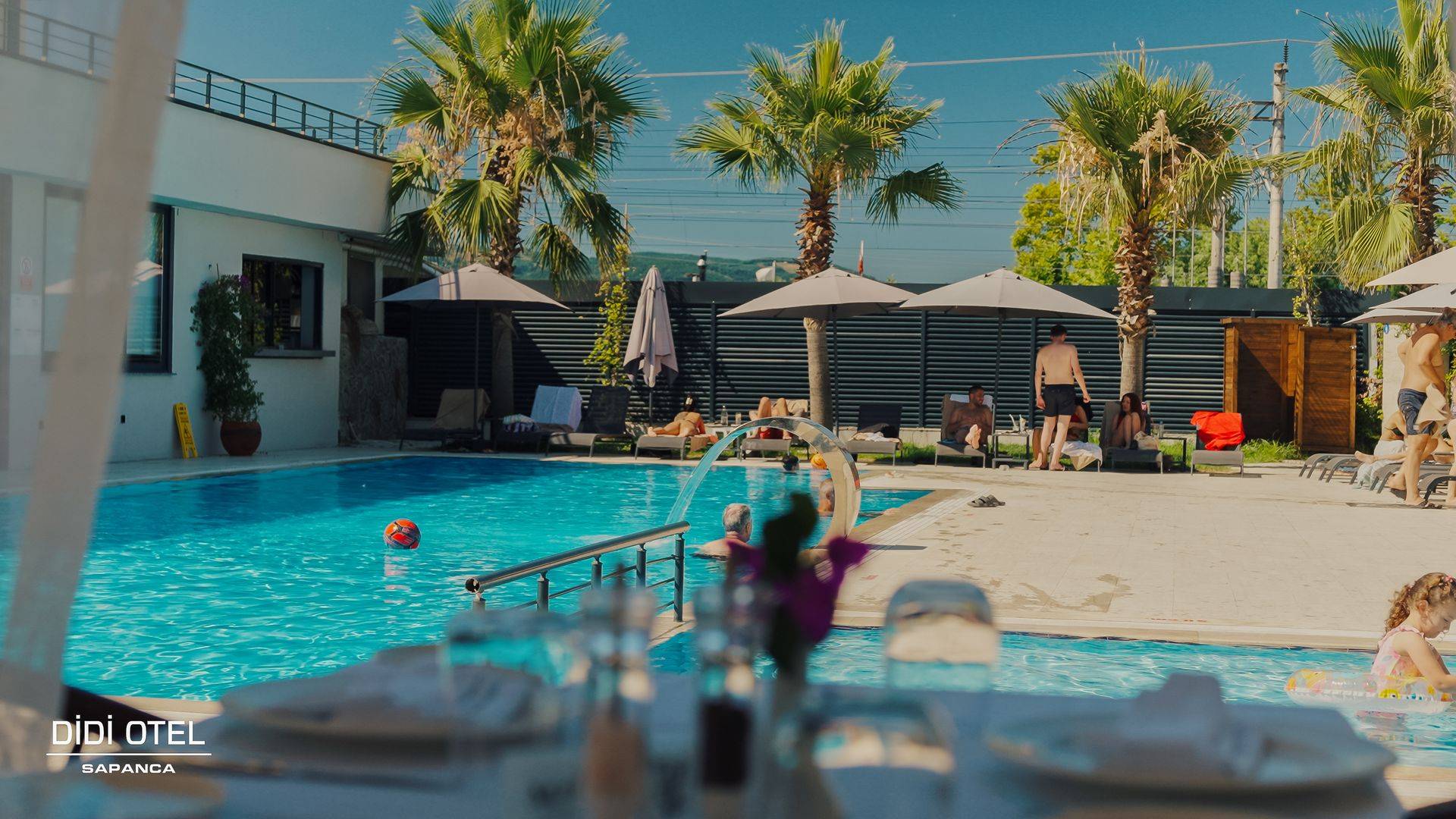 DİDİ Otel Sapanca havuz başında dinlenme ve Mare Gastro